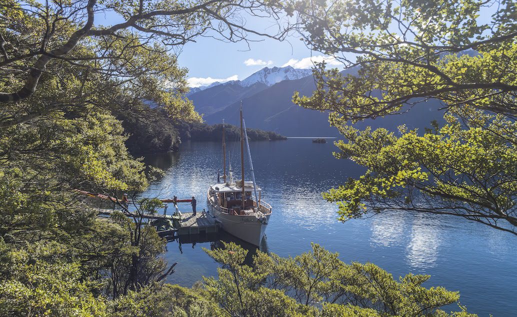 Historickou lodí po jezeře Te Anau