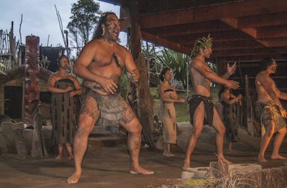 Maorské vystoupení ve vesnici Mitai